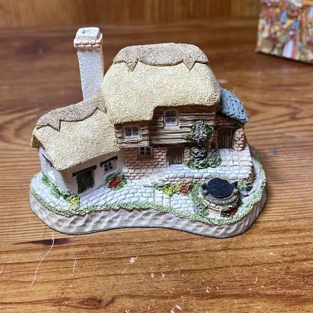 David Winter Cottages‎ Birthstone Wishing Well 1992 December